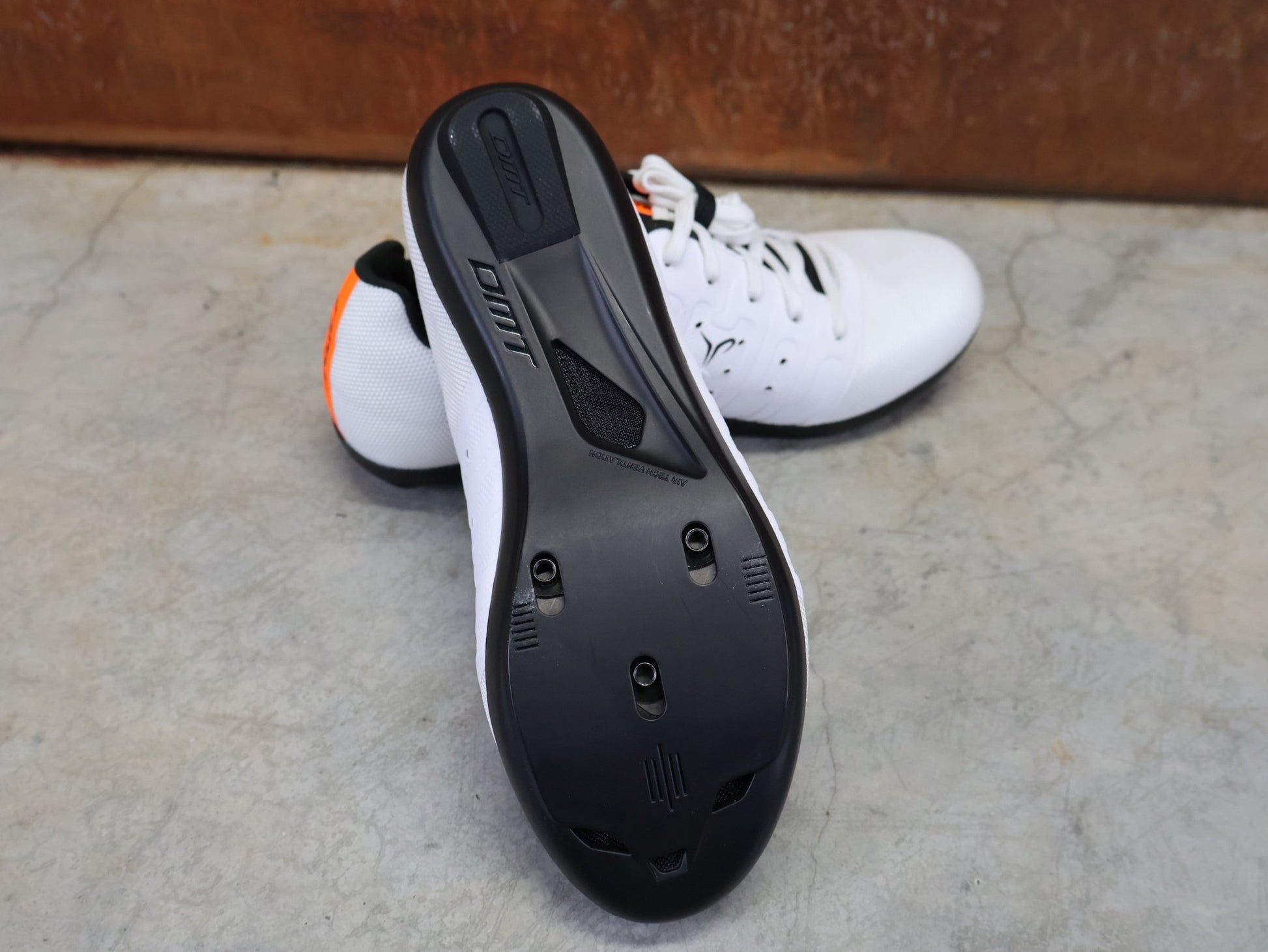 RR - Herrenschuhe von Dmt, DMT KR4 PJ RENNRADSCHUH / WEIß / SCHWARZ / UNISEX vor USEDBIKES - OB.DE Hintergrund