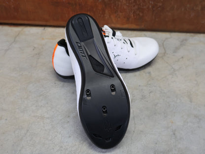 RR - Herrenschuhe von Dmt, DMT KR4 PJ RENNRADSCHUH / WEIß / SCHWARZ / UNISEX vor USEDBIKES - OB.DE Hintergrund