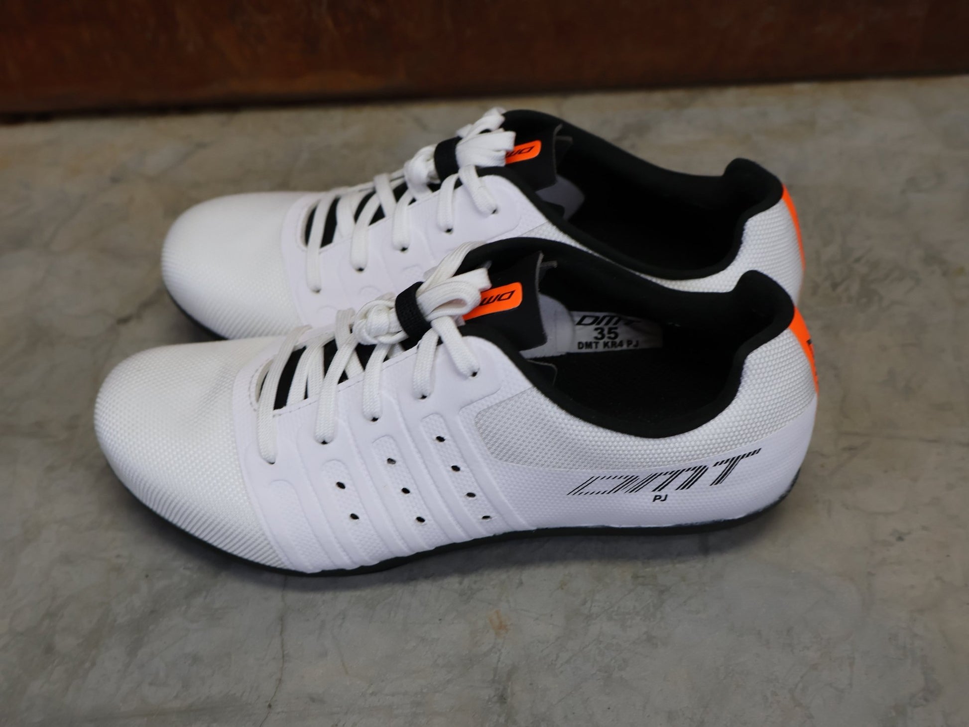 RR - Herrenschuhe von Dmt, DMT KR4 PJ RENNRADSCHUH / WEIß / SCHWARZ / UNISEX vor USEDBIKES - OB.DE Hintergrund