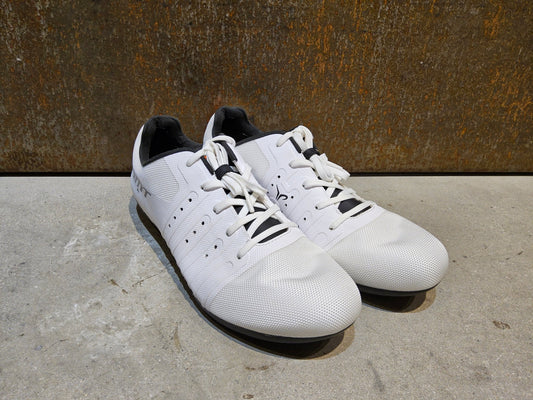 RR - Herrenschuhe von Dmt, DMT KR4 PJ RENNRADSCHUH / WEIß / UNISEX / 42 vor USEDBIKES - OB.DE Hintergrund