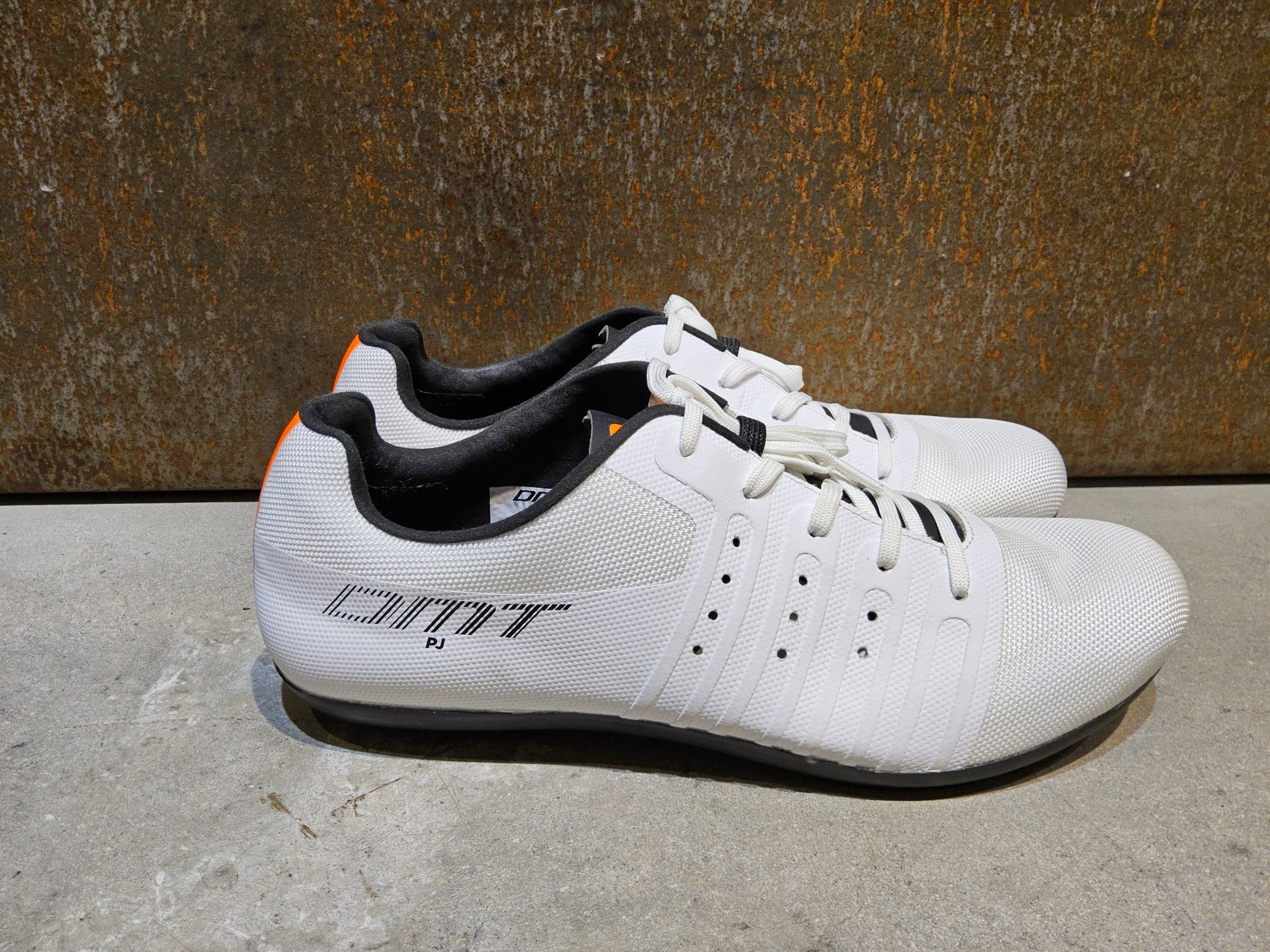 RR - Herrenschuhe von Dmt, DMT KR4 PJ RENNRADSCHUH / WEIß / UNISEX / 42 vor USEDBIKES - OB.DE Hintergrund