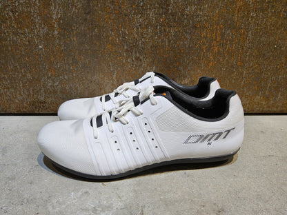 RR - Herrenschuhe von Dmt, DMT KR4 PJ RENNRADSCHUH / WEIß / UNISEX / 42 vor USEDBIKES - OB.DE Hintergrund