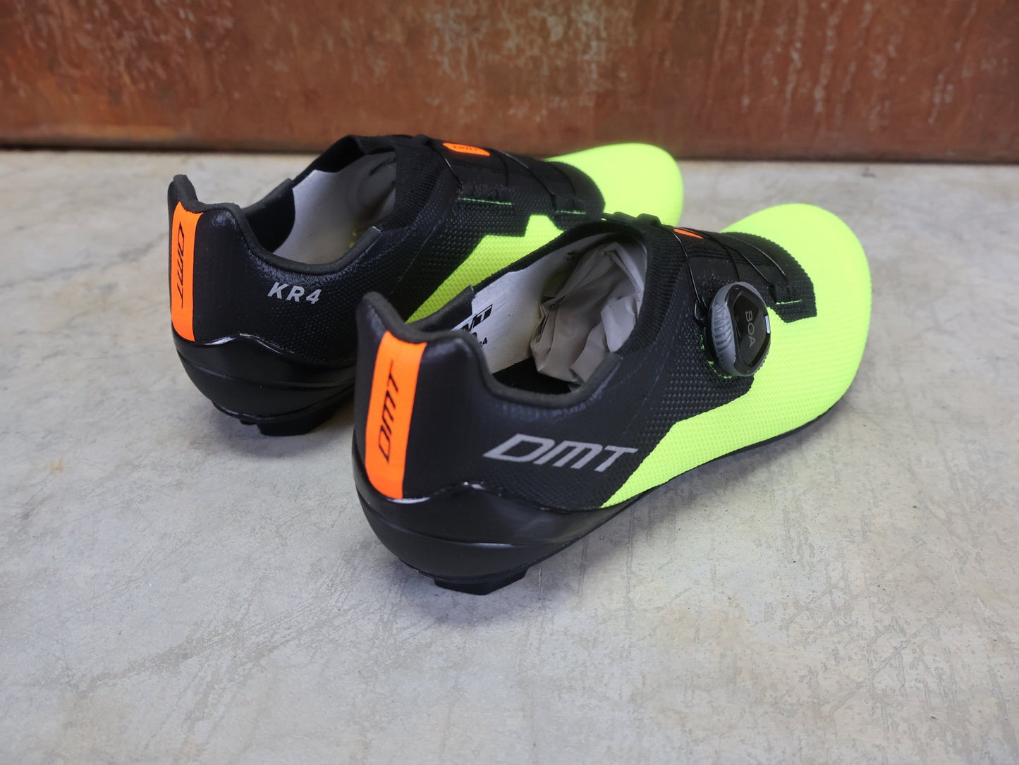 RR - Herrenschuhe von Dmt, DMT KR4 RENNRADSCHUH / SCHWARZ / GELB REFLEX / UNISEX / 39 vor USEDBIKES - OB.DE Hintergrund