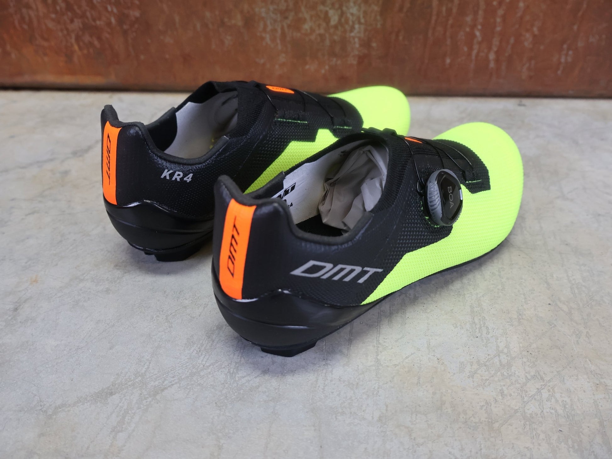 RR - Herrenschuhe von Dmt, DMT KR4 RENNRADSCHUH / SCHWARZ / GELB REFLEX / UNISEX / 39 vor USEDBIKES - OB.DE Hintergrund