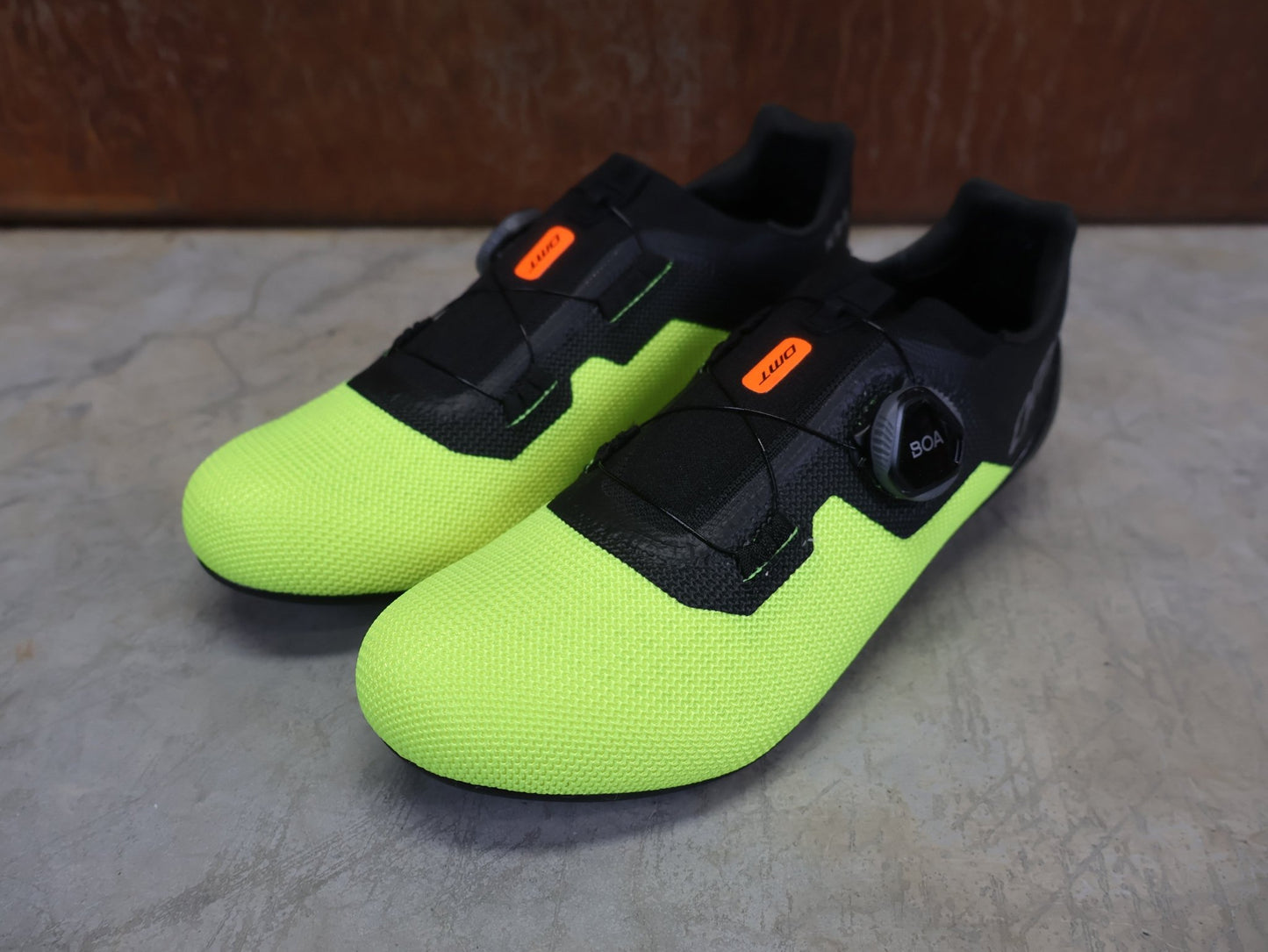 RR - Herrenschuhe von Dmt, DMT KR4 RENNRADSCHUH / SCHWARZ / GELB REFLEX / UNISEX / 39 vor USEDBIKES - OB.DE Hintergrund