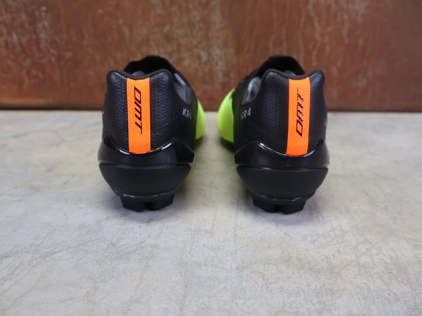 RR - Herrenschuhe von Dmt, DMT KR4 RENNRADSCHUH / SCHWARZ / GELB REFLEX / UNISEX / 39 vor USEDBIKES - OB.DE Hintergrund