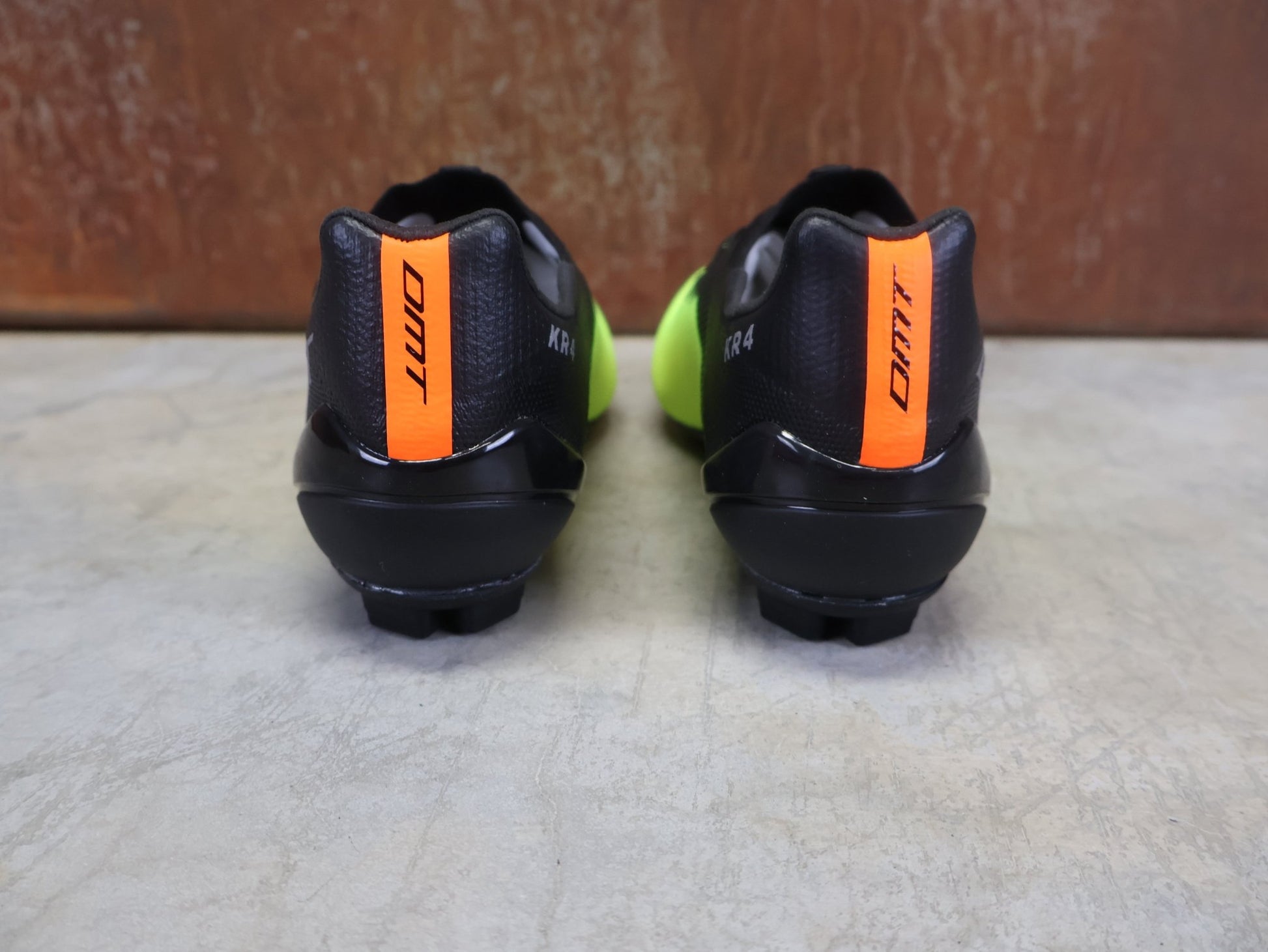 RR - Herrenschuhe von Dmt, DMT KR4 RENNRADSCHUH / SCHWARZ / GELB REFLEX / UNISEX / 39 vor USEDBIKES - OB.DE Hintergrund