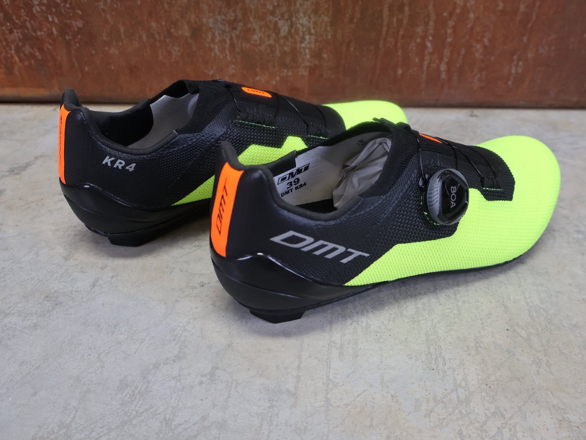RR - Herrenschuhe von Dmt, DMT KR4 RENNRADSCHUH / SCHWARZ / GELB REFLEX / UNISEX / 39 vor USEDBIKES - OB.DE Hintergrund