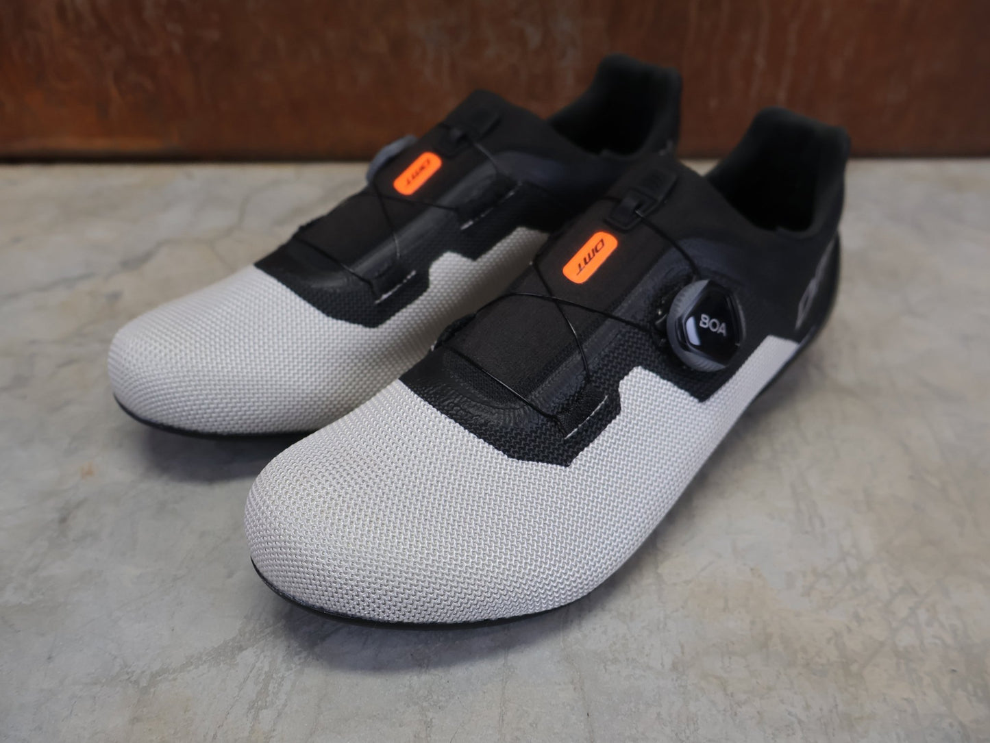 RR - Herrenschuhe von Dmt, DMT KR4 RENNRADSCHUH / SCHWARZ / SILBER / UNISEX / 42 vor USEDBIKES - OB.DE Hintergrund