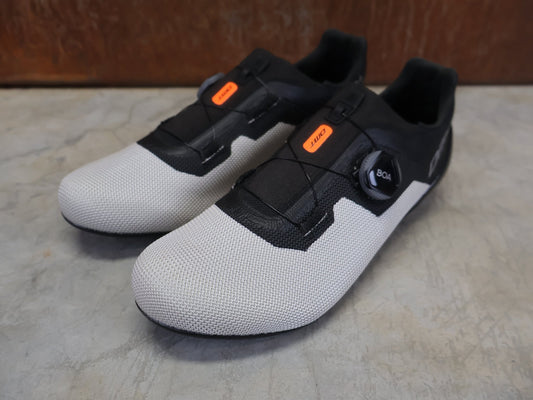 RR - Herrenschuhe von Dmt, DMT KR4 RENNRADSCHUH / SCHWARZ / SILBER / UNISEX / 42 vor USEDBIKES - OB.DE Hintergrund