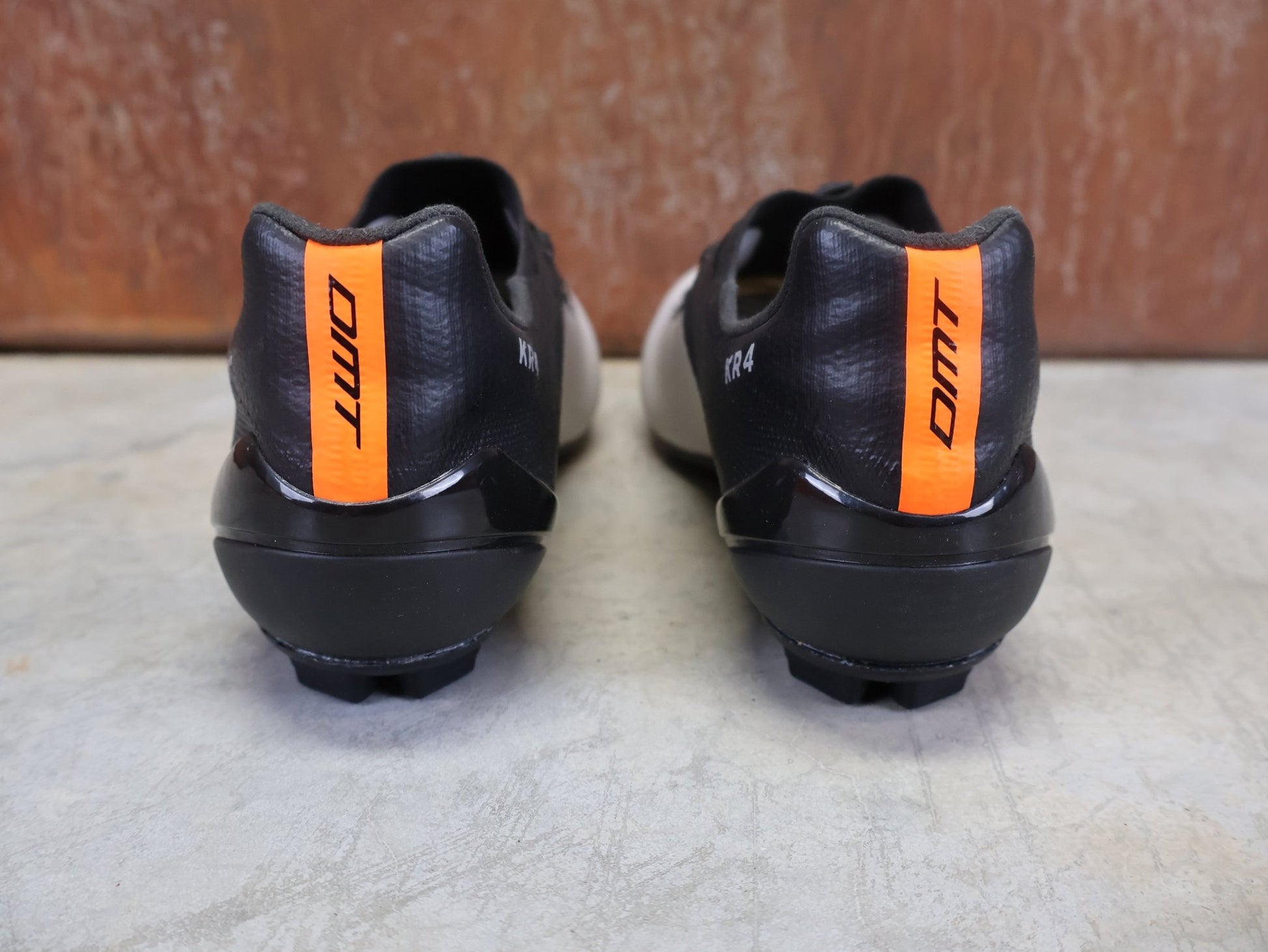 RR - Herrenschuhe von Dmt, DMT KR4 RENNRADSCHUH / SCHWARZ / SILBER / UNISEX / 42 vor USEDBIKES - OB.DE Hintergrund