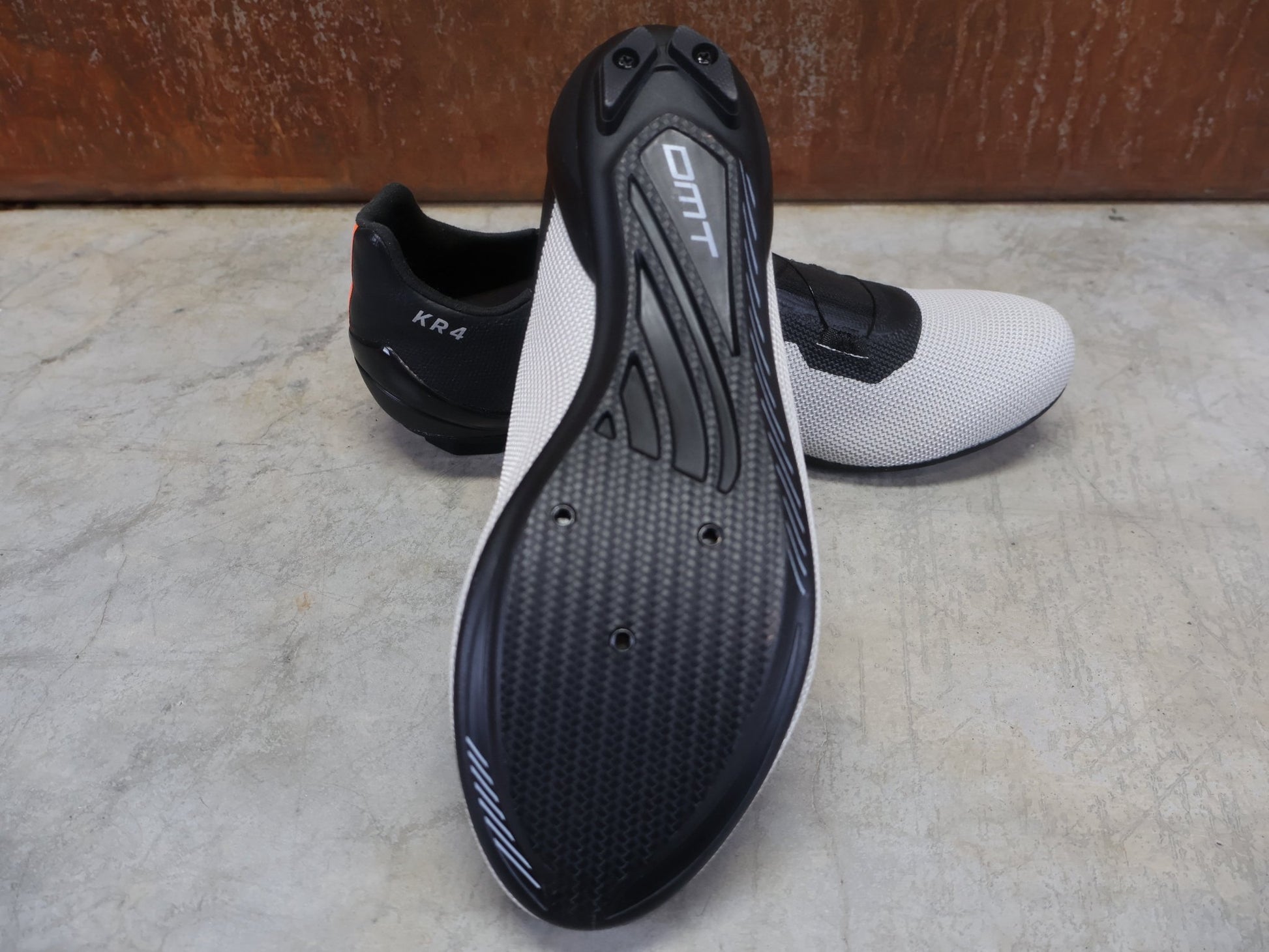 RR - Herrenschuhe von Dmt, DMT KR4 RENNRADSCHUH / SCHWARZ / SILBER / UNISEX / 42 vor USEDBIKES - OB.DE Hintergrund