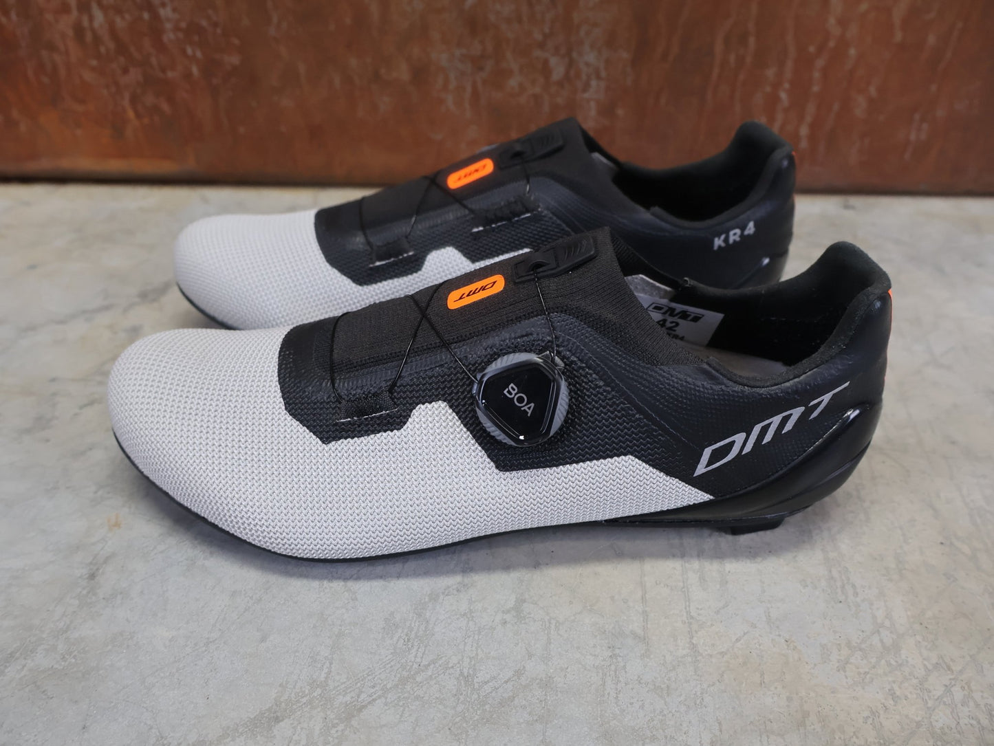 RR - Herrenschuhe von Dmt, DMT KR4 RENNRADSCHUH / SCHWARZ / SILBER / UNISEX / 42 vor USEDBIKES - OB.DE Hintergrund
