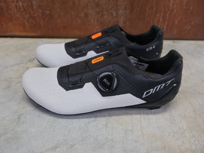 RR - Herrenschuhe von Dmt, DMT KR4 RENNRADSCHUH / SCHWARZ / SILBER / UNISEX / 42 vor USEDBIKES - OB.DE Hintergrund