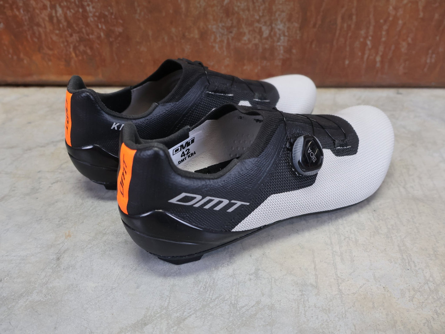 RR - Herrenschuhe von Dmt, DMT KR4 RENNRADSCHUH / SCHWARZ / SILBER / UNISEX / 42 vor USEDBIKES - OB.DE Hintergrund