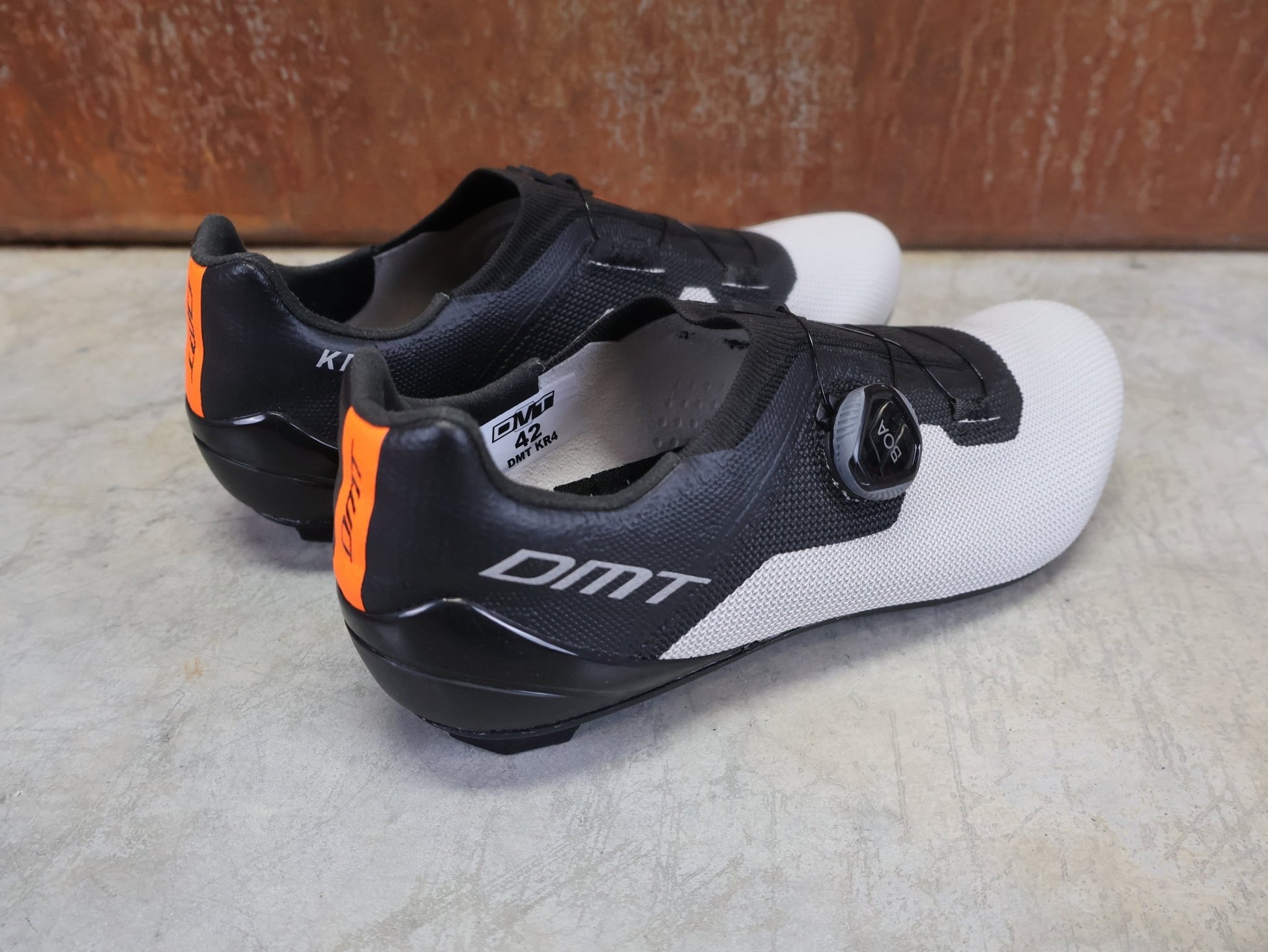 RR - Herrenschuhe von Dmt, DMT KR4 RENNRADSCHUH / SCHWARZ / SILBER / UNISEX / 42 vor USEDBIKES - OB.DE Hintergrund