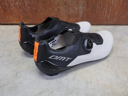 RR - Herrenschuhe von Dmt, DMT KR4 RENNRADSCHUH / SCHWARZ / SILBER / UNISEX / 42 vor USEDBIKES - OB.DE Hintergrund