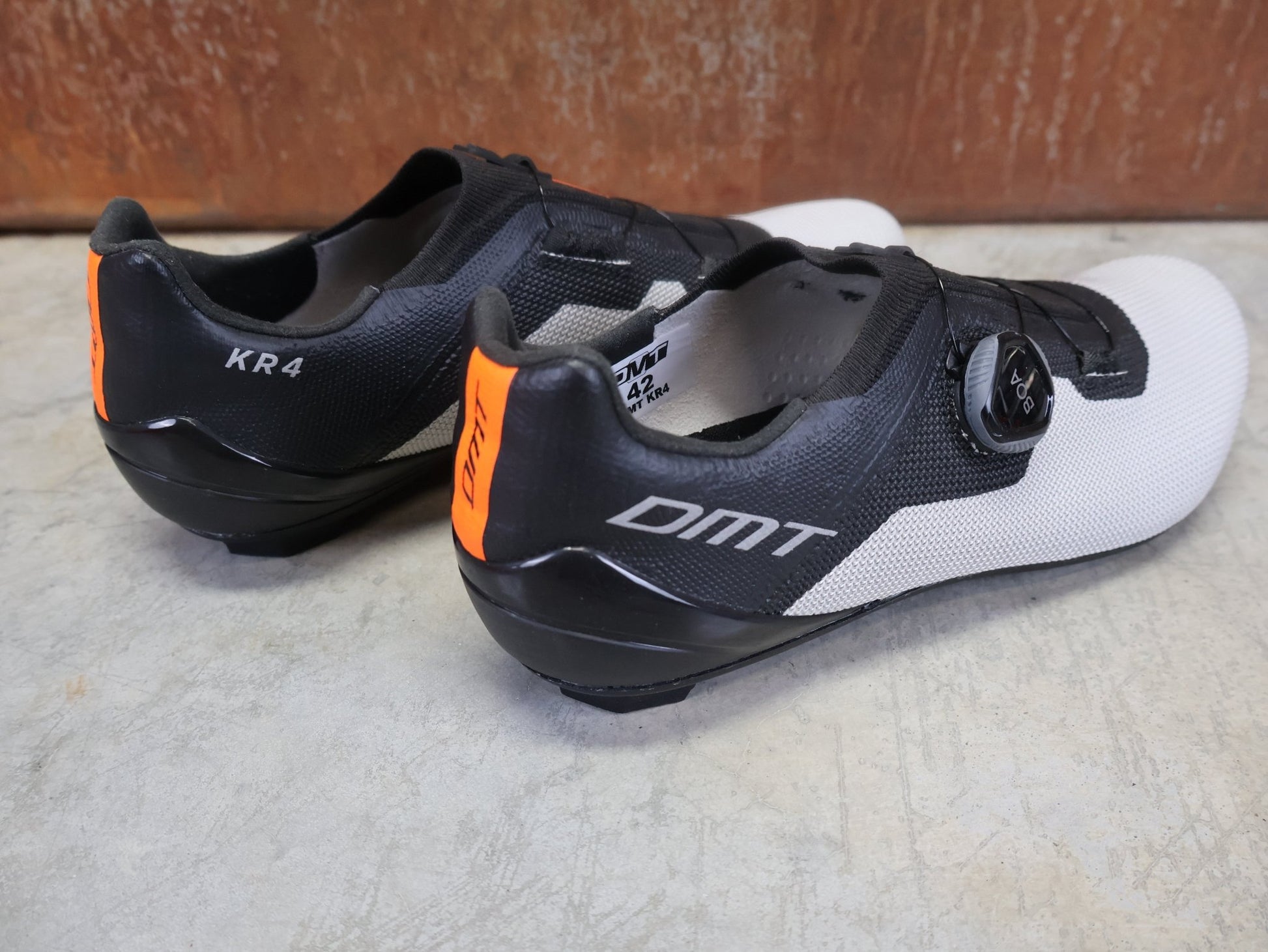 RR - Herrenschuhe von Dmt, DMT KR4 RENNRADSCHUH / SCHWARZ / SILBER / UNISEX / 42 vor USEDBIKES - OB.DE Hintergrund