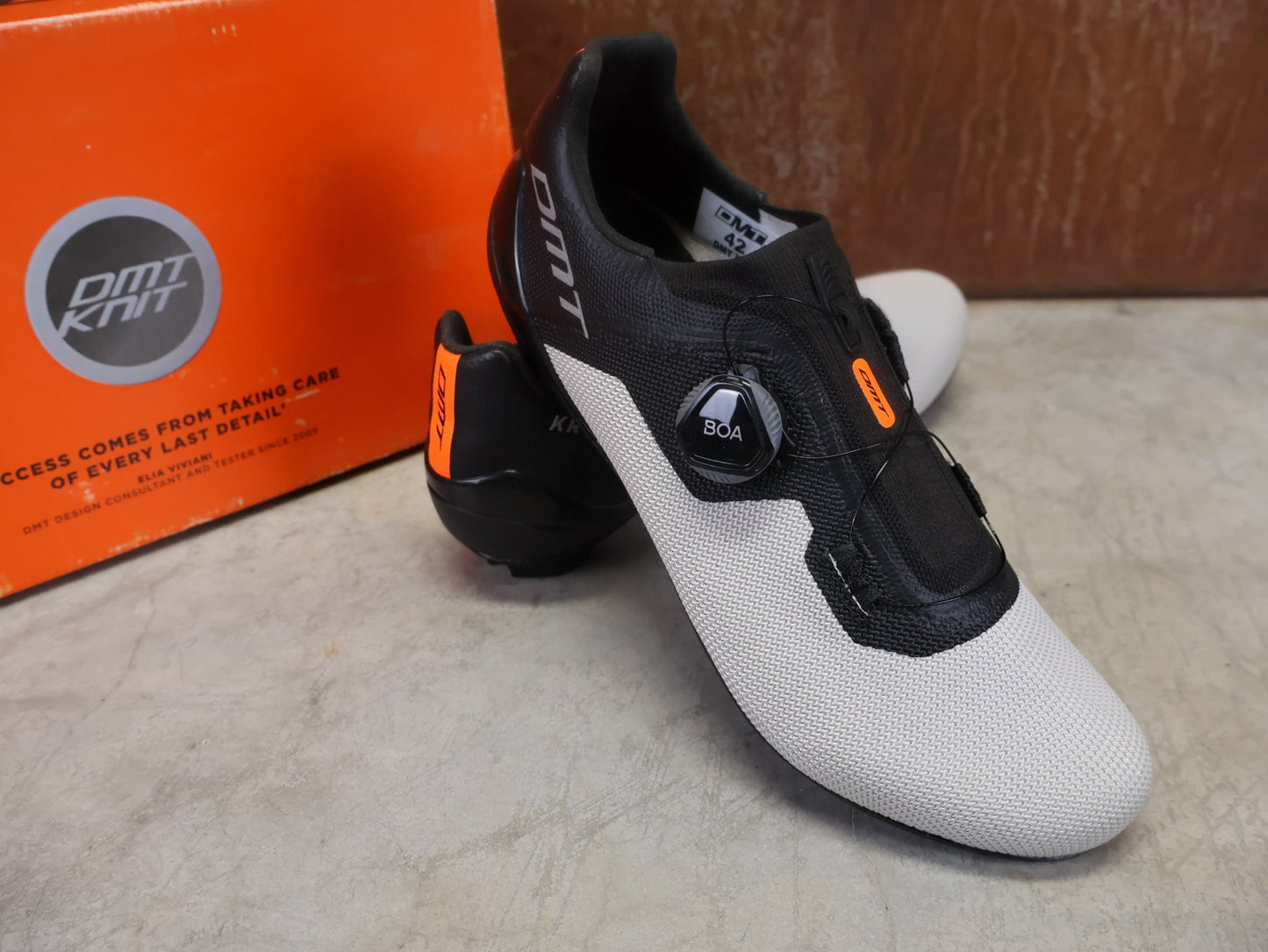 RR - Herrenschuhe von Dmt, DMT KR4 RENNRADSCHUH / SCHWARZ / SILBER / UNISEX / 42 vor USEDBIKES - OB.DE Hintergrund