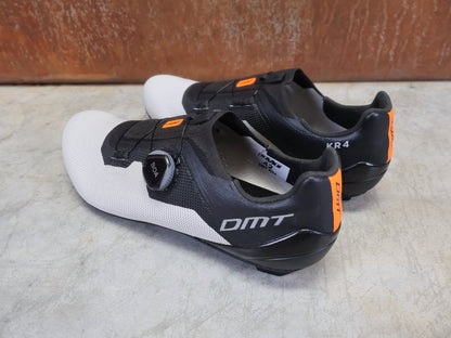 RR - Herrenschuhe von Dmt, DMT KR4 RENNRADSCHUH / SCHWARZ / SILBER / UNISEX / 42 vor USEDBIKES - OB.DE Hintergrund