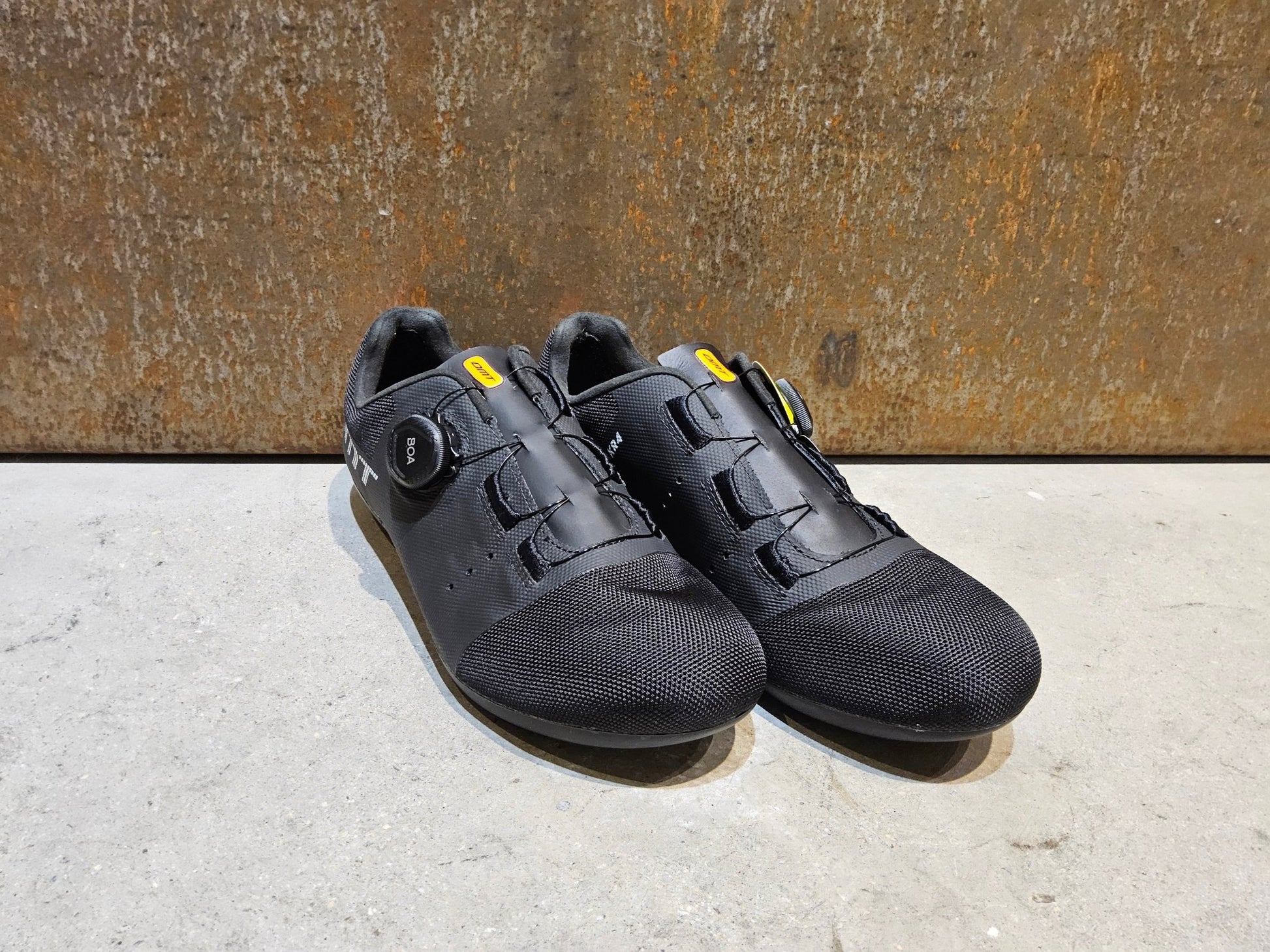 RR - Herrenschuhe von Dmt, DMT KR4 RENNRADSCHUH / SCHWARZ / UNISEX / 42 vor USEDBIKES - OB.DE Hintergrund