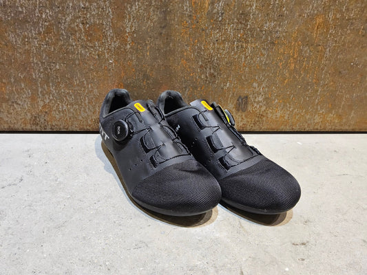 RR - Herrenschuhe von Dmt, DMT KR4 RENNRADSCHUH / SCHWARZ / UNISEX / 42 vor USEDBIKES - OB.DE Hintergrund