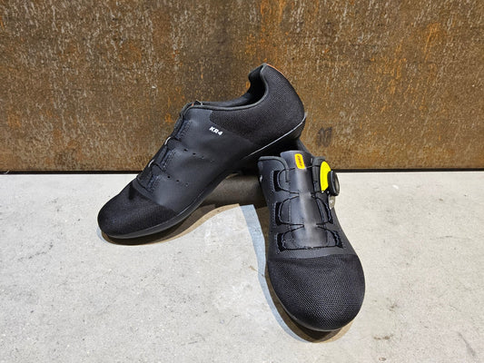 RR - Herrenschuhe von Dmt, DMT KR4 RENNRADSCHUH / SCHWARZ / UNISEX / 42 vor USEDBIKES - OB.DE Hintergrund