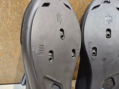 RR - Herrenschuhe von Dmt, DMT KR4 RENNRADSCHUH / SCHWARZ / UNISEX / 42 vor USEDBIKES - OB.DE Hintergrund