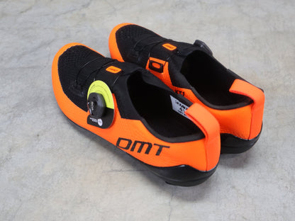 RR - Herrenschuhe von Dmt, DMT KT1 TRIATHLON FAHRRADSCHUH / ORANGE / SCHWARZ / UNISEX vor USEDBIKES - OB.DE Hintergrund