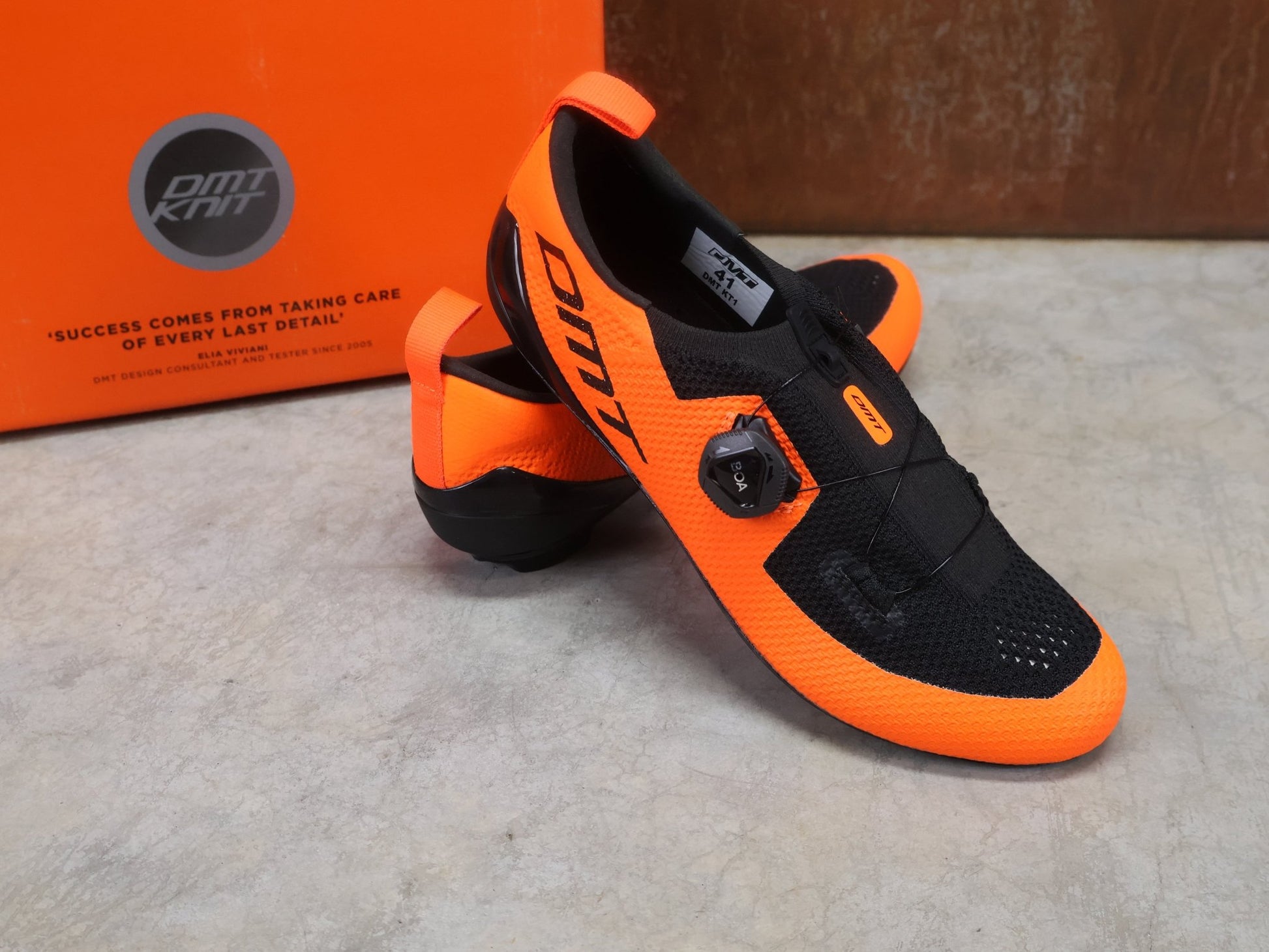 RR - Herrenschuhe von Dmt, DMT KT1 TRIATHLON FAHRRADSCHUH / ORANGE / SCHWARZ / UNISEX vor USEDBIKES - OB.DE Hintergrund
