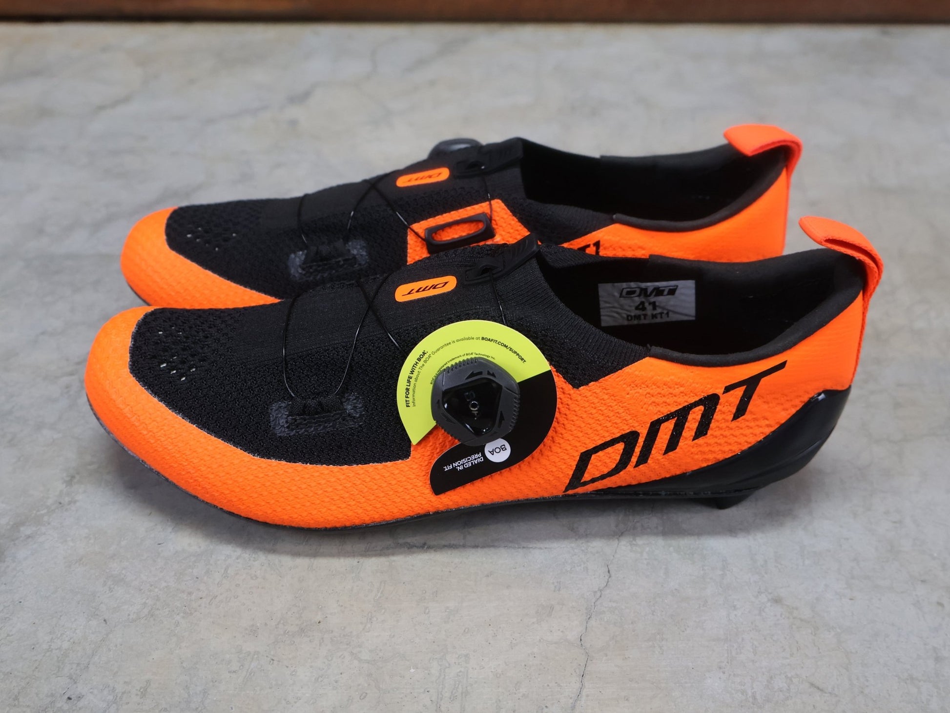 RR - Herrenschuhe von Dmt, DMT KT1 TRIATHLON FAHRRADSCHUH / ORANGE / SCHWARZ / UNISEX vor USEDBIKES - OB.DE Hintergrund