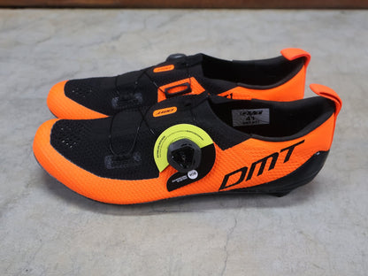 RR - Herrenschuhe von Dmt, DMT KT1 TRIATHLON FAHRRADSCHUH / ORANGE / SCHWARZ / UNISEX vor USEDBIKES - OB.DE Hintergrund
