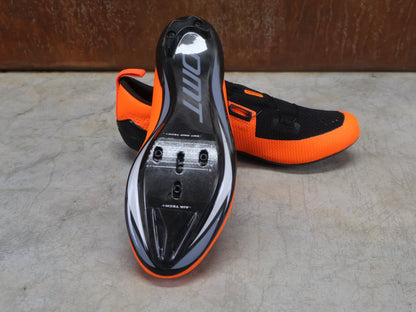 RR - Herrenschuhe von Dmt, DMT KT1 TRIATHLON FAHRRADSCHUH / ORANGE / SCHWARZ / UNISEX vor USEDBIKES - OB.DE Hintergrund