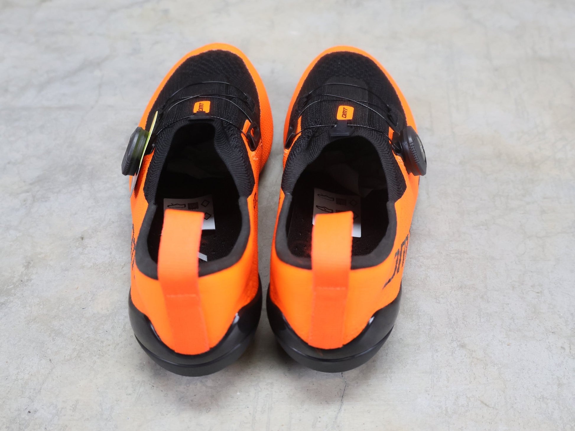 RR - Herrenschuhe von Dmt, DMT KT1 TRIATHLON FAHRRADSCHUH / ORANGE / SCHWARZ / UNISEX vor USEDBIKES - OB.DE Hintergrund