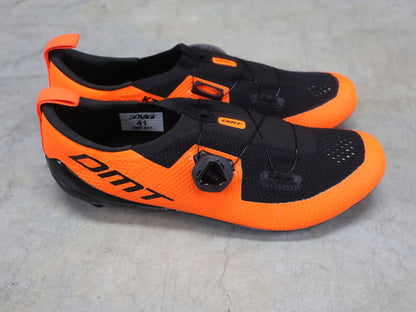 RR - Herrenschuhe von Dmt, DMT KT1 TRIATHLON FAHRRADSCHUH / ORANGE / SCHWARZ / UNISEX vor USEDBIKES - OB.DE Hintergrund
