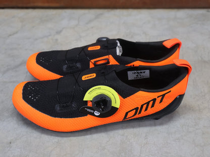 RR - Herrenschuhe von Dmt, DMT KT1 TRIATHLON FAHRRADSCHUH / ORANGE / SCHWARZ / UNISEX vor USEDBIKES - OB.DE Hintergrund