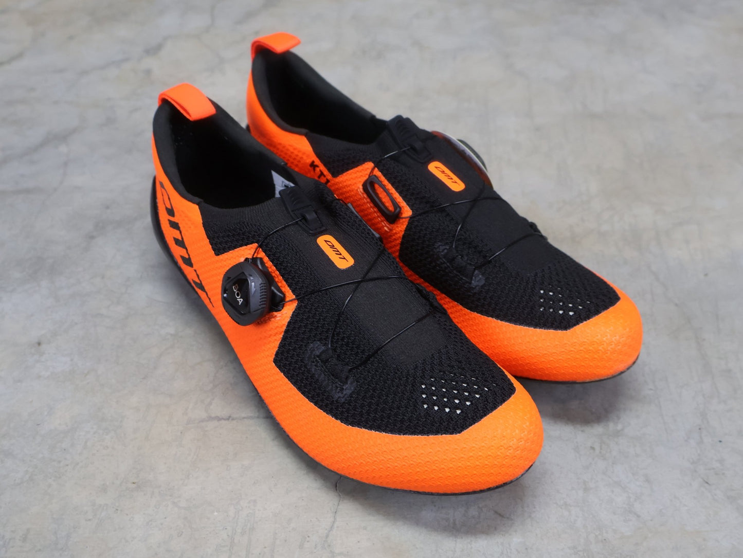 RR - Herrenschuhe von Dmt, DMT KT1 TRIATHLON FAHRRADSCHUH / ORANGE / SCHWARZ / UNISEX vor USEDBIKES - OB.DE Hintergrund