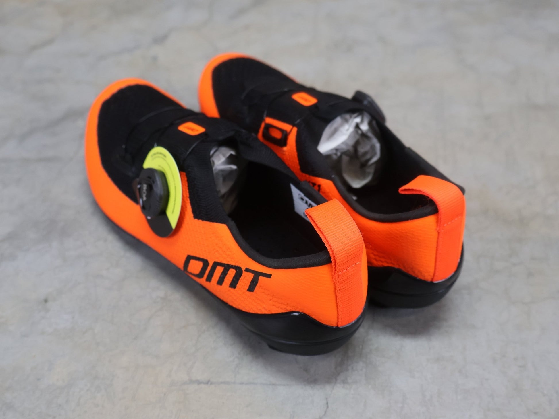 RR - Herrenschuhe von Dmt, DMT KT1 TRIATHLON FAHRRADSCHUH / ORANGE / SCHWARZ / UNISEX vor USEDBIKES - OB.DE Hintergrund