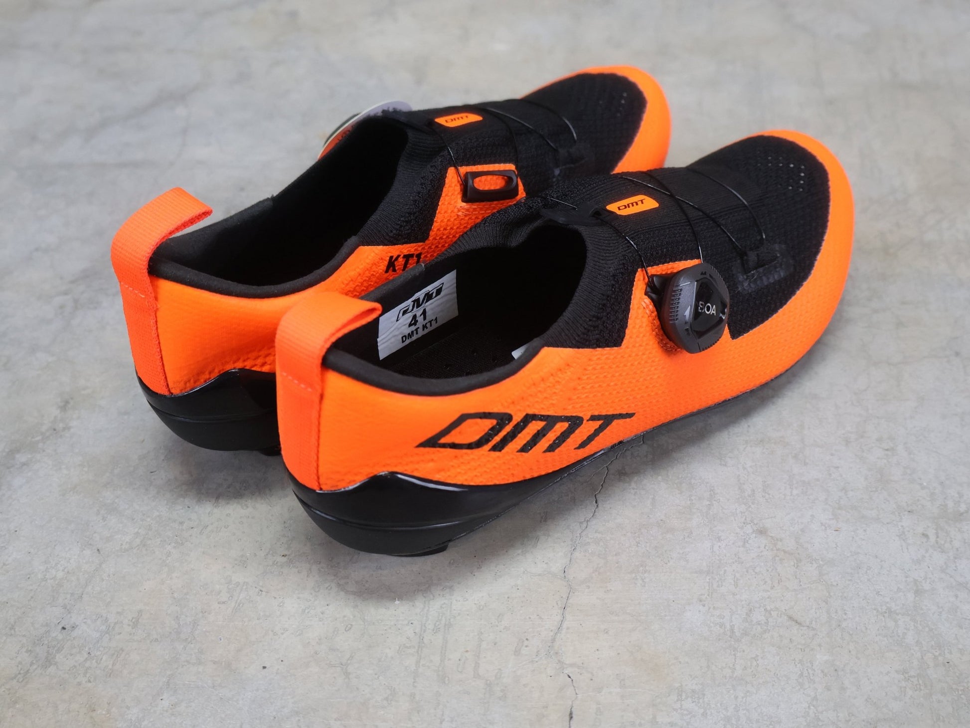 RR - Herrenschuhe von Dmt, DMT KT1 TRIATHLON FAHRRADSCHUH / ORANGE / SCHWARZ / UNISEX vor USEDBIKES - OB.DE Hintergrund