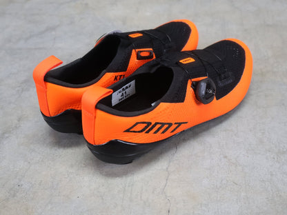 RR - Herrenschuhe von Dmt, DMT KT1 TRIATHLON FAHRRADSCHUH / ORANGE / SCHWARZ / UNISEX vor USEDBIKES - OB.DE Hintergrund