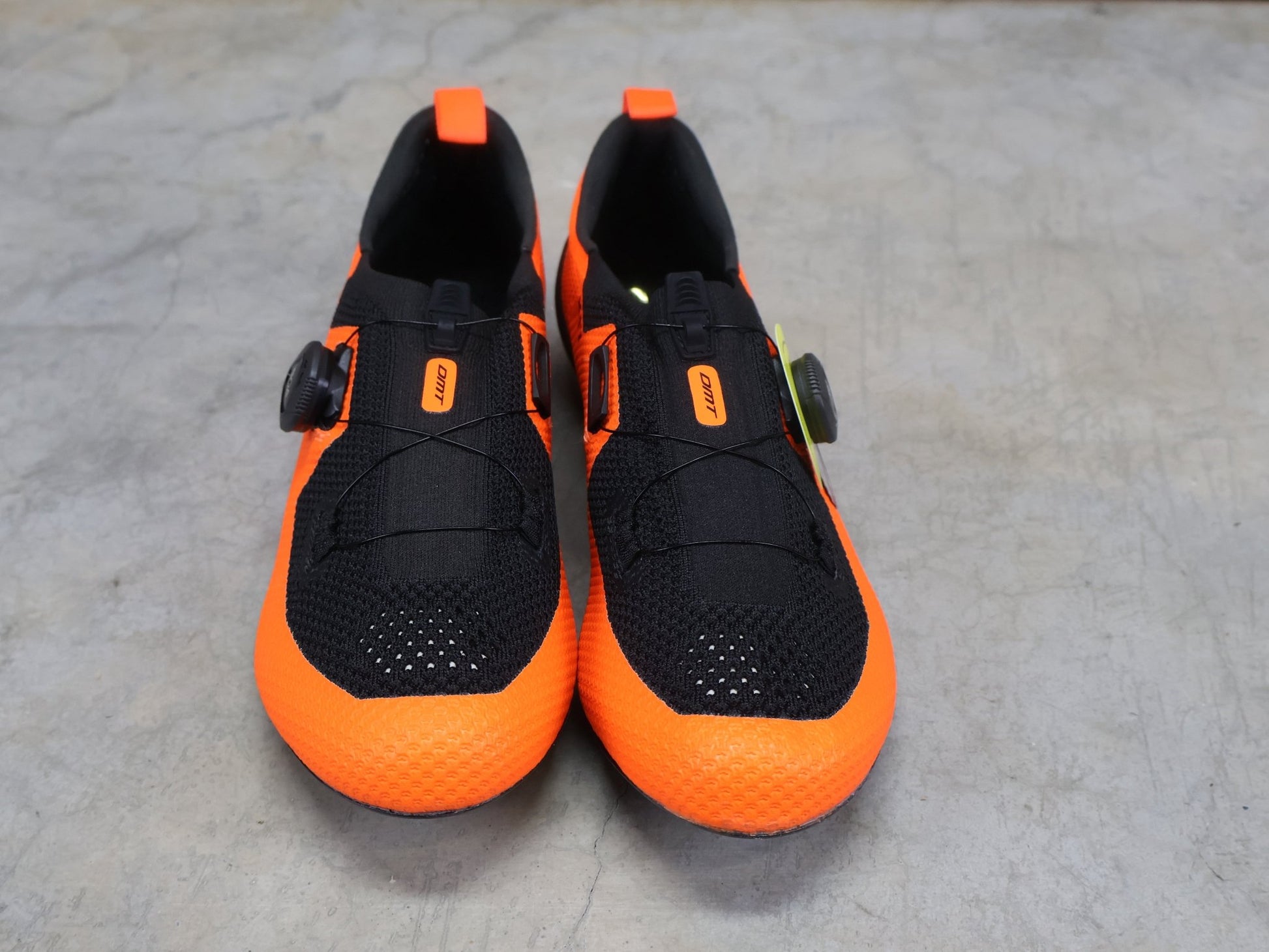 RR - Herrenschuhe von Dmt, DMT KT1 TRIATHLON FAHRRADSCHUH / ORANGE / SCHWARZ / UNISEX vor USEDBIKES - OB.DE Hintergrund