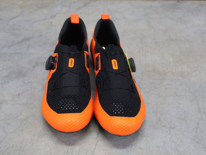 RR - Herrenschuhe von Dmt, DMT KT1 TRIATHLON FAHRRADSCHUH / ORANGE / SCHWARZ / UNISEX vor USEDBIKES - OB.DE Hintergrund