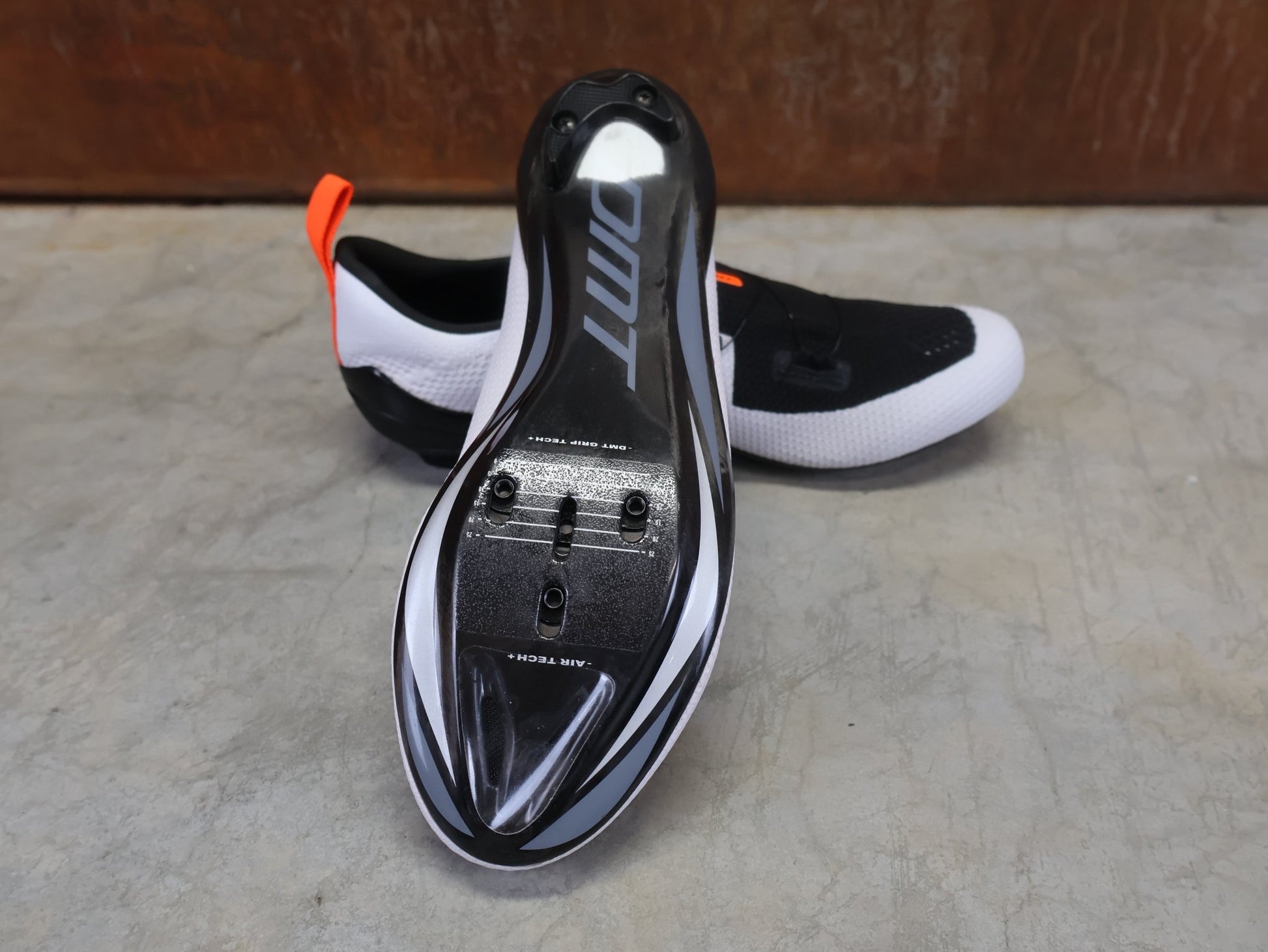 RR - Herrenschuhe von Dmt, DMT KT1 TRIATHLON FAHRRADSCHUH / WEIß / SCHWARZ / UNISEX vor USEDBIKES - OB.DE Hintergrund