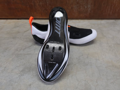 RR - Herrenschuhe von Dmt, DMT KT1 TRIATHLON FAHRRADSCHUH / WEIß / SCHWARZ / UNISEX vor USEDBIKES - OB.DE Hintergrund
