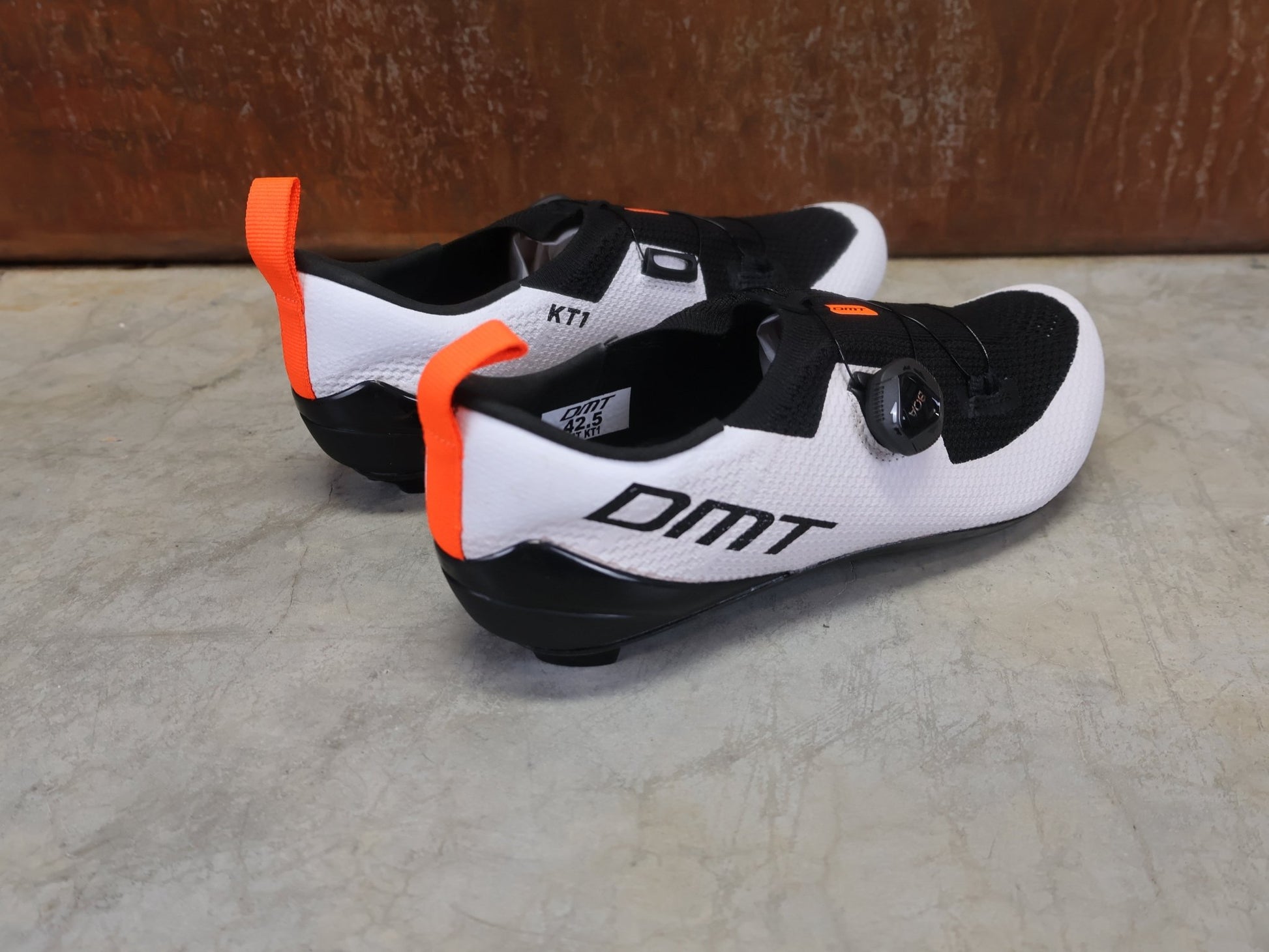 RR - Herrenschuhe von Dmt, DMT KT1 TRIATHLON FAHRRADSCHUH / WEIß / SCHWARZ / UNISEX vor USEDBIKES - OB.DE Hintergrund