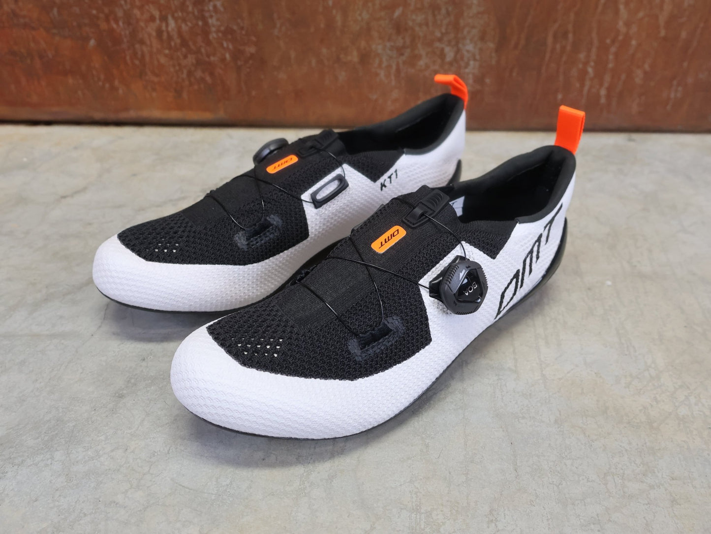 RR - Herrenschuhe von Dmt, DMT KT1 TRIATHLON FAHRRADSCHUH / WEIß / SCHWARZ / UNISEX vor USEDBIKES - OB.DE Hintergrund