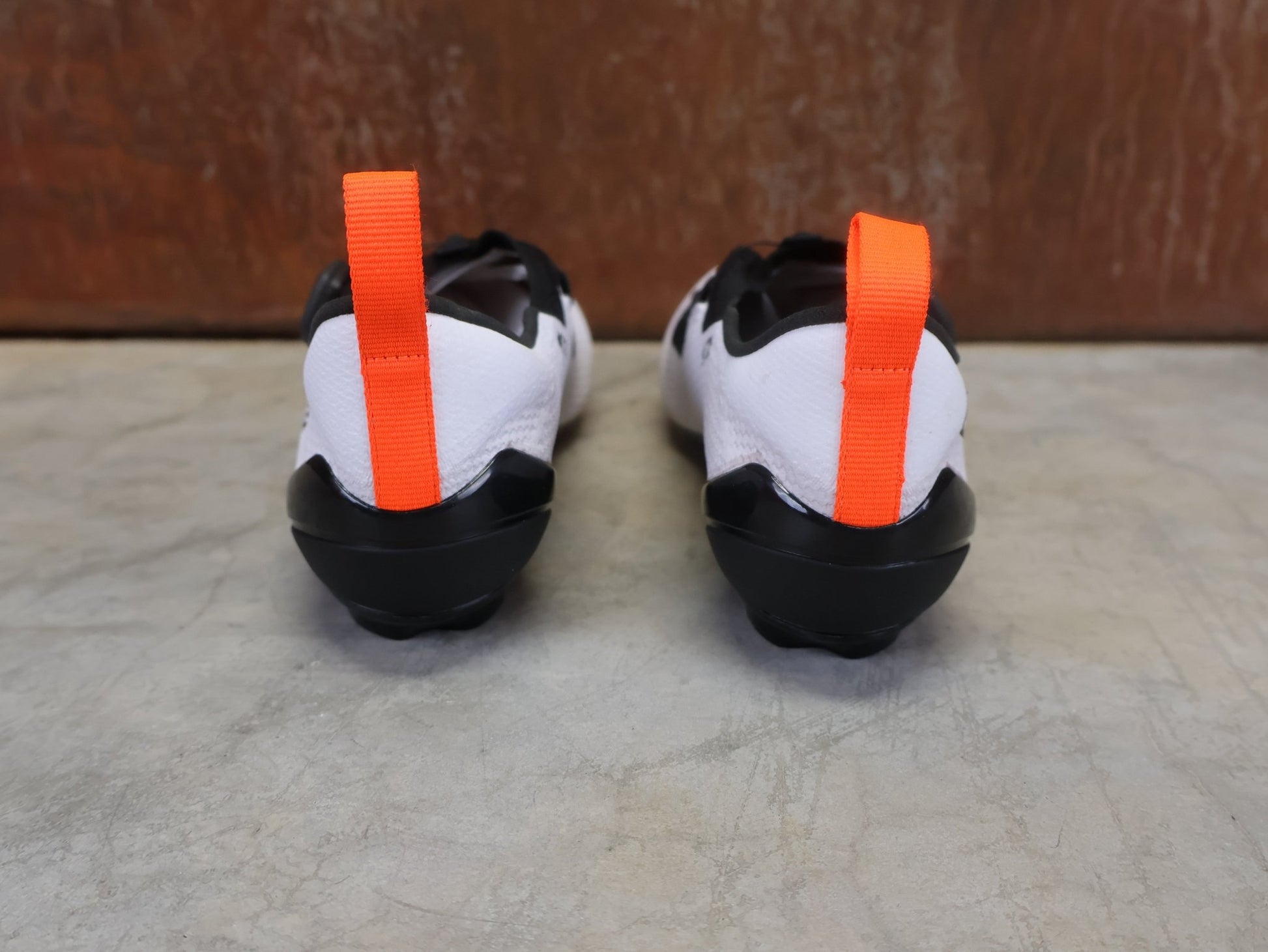 RR - Herrenschuhe von Dmt, DMT KT1 TRIATHLON FAHRRADSCHUH / WEIß / SCHWARZ / UNISEX vor USEDBIKES - OB.DE Hintergrund