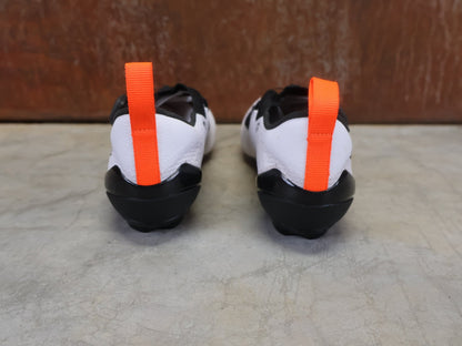 RR - Herrenschuhe von Dmt, DMT KT1 TRIATHLON FAHRRADSCHUH / WEIß / SCHWARZ / UNISEX vor USEDBIKES - OB.DE Hintergrund