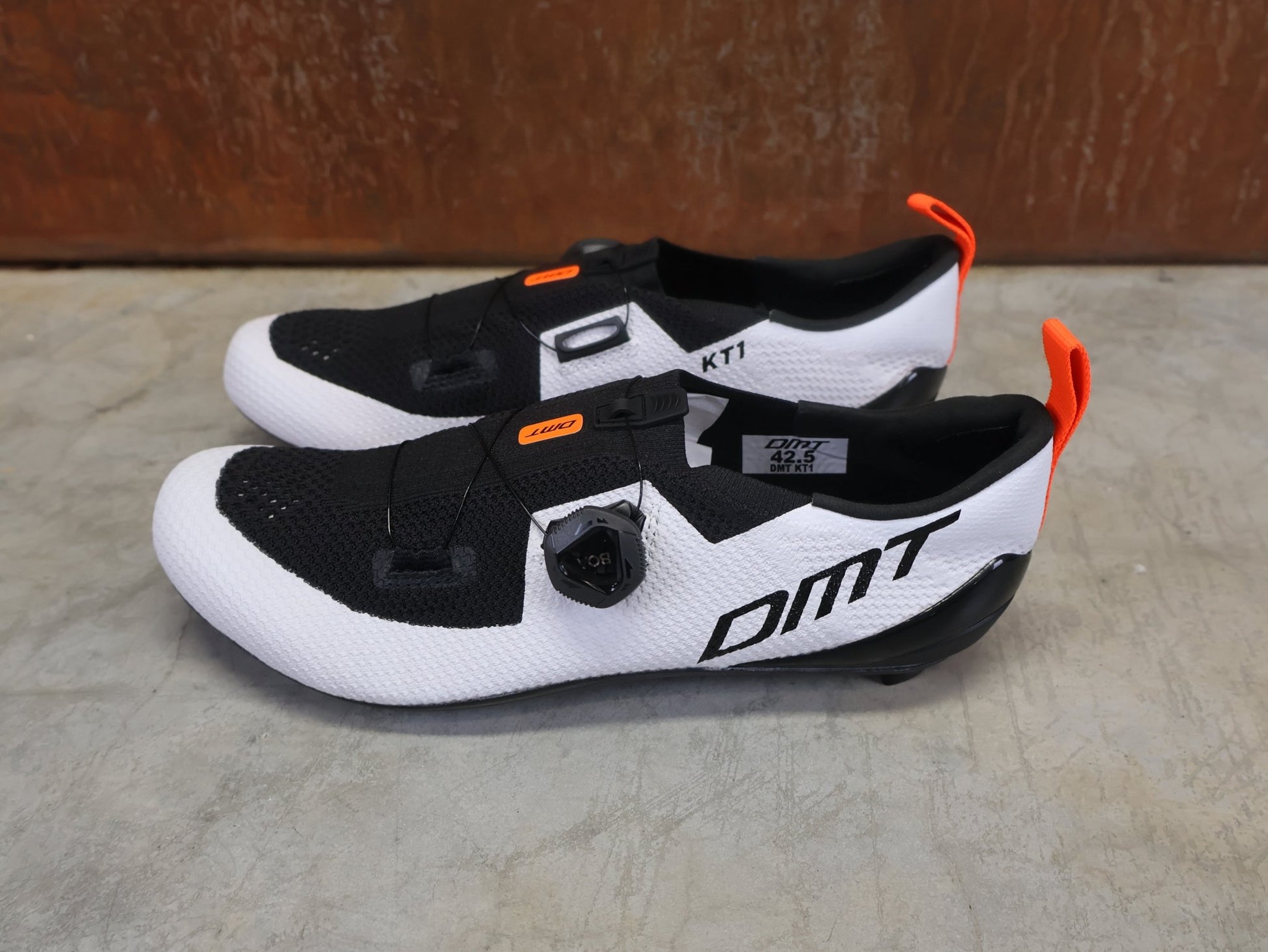 RR - Herrenschuhe von Dmt, DMT KT1 TRIATHLON FAHRRADSCHUH / WEIß / SCHWARZ / UNISEX vor USEDBIKES - OB.DE Hintergrund
