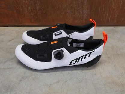 RR - Herrenschuhe von Dmt, DMT KT1 TRIATHLON FAHRRADSCHUH / WEIß / SCHWARZ / UNISEX vor USEDBIKES - OB.DE Hintergrund